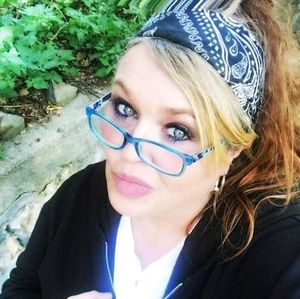 Meet your Posher, Laurie